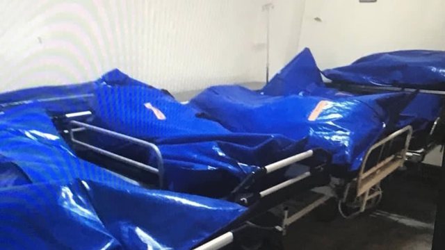Κορωνοϊός: Σοροί νεκρών σε σακούλες εκτός ψυγείων στο νοσοκομείο Βόλου